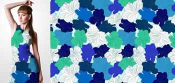 33142v Materiał ze wzorem malowane kwiaty (hibiskus) w odcieniach niebieskiego, zielonego i bieli na jasnym tle